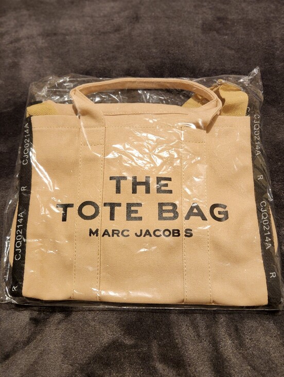 Marc Jacobs Handbags - NEW Marc Jacobs FASHION Beige Canvas 'The Tote Bag' with Black Logo